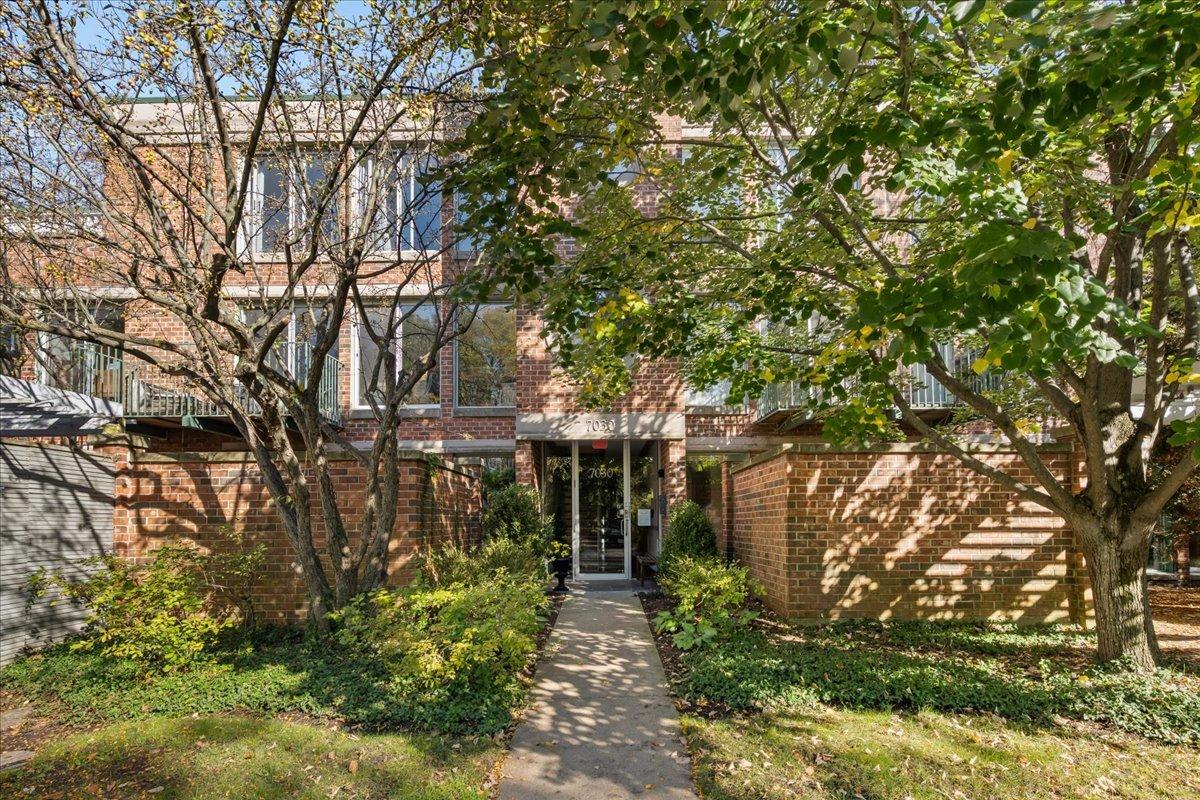 7030 Arbor Ln. #302, Northfield, IL 60093