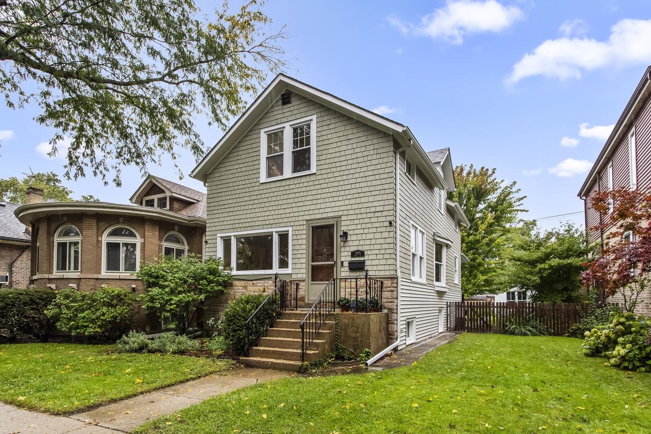2626 W Morse Ave., Chicago, IL 60645