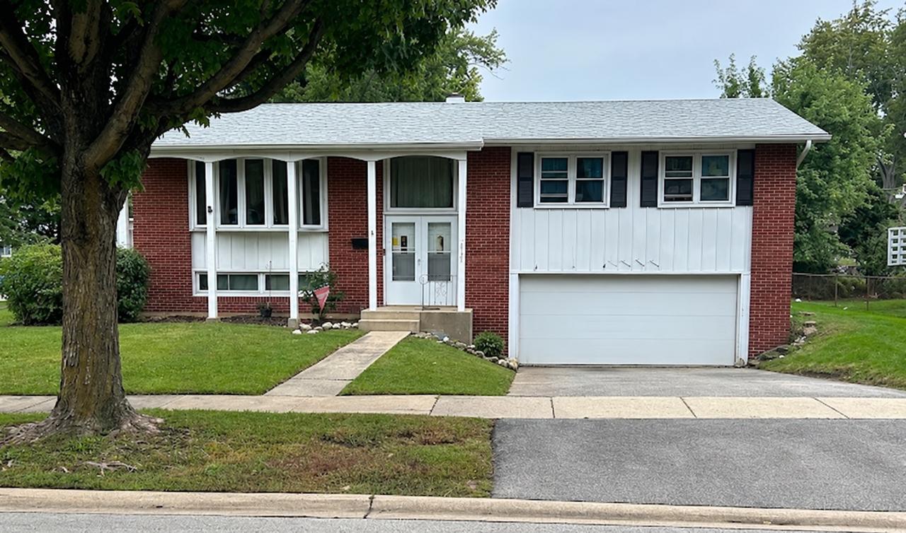 2727 Mitchell Dr., Woodridge, IL 60517