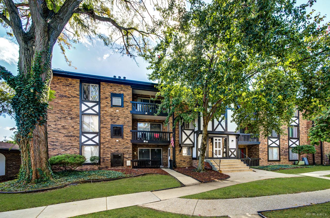 13628 Royal Ct. #810, Crestwood, IL 60418