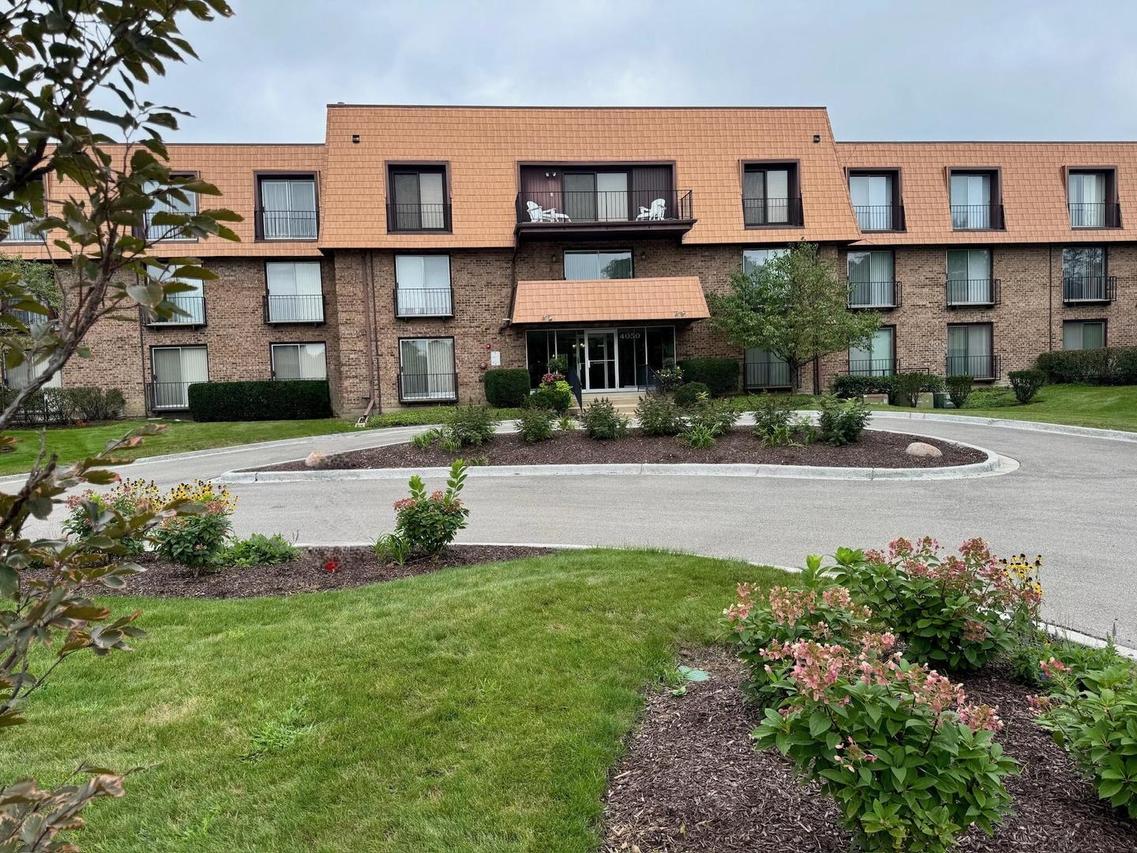 4050 N Dundee Rd. #202, Northbrook, IL 60062