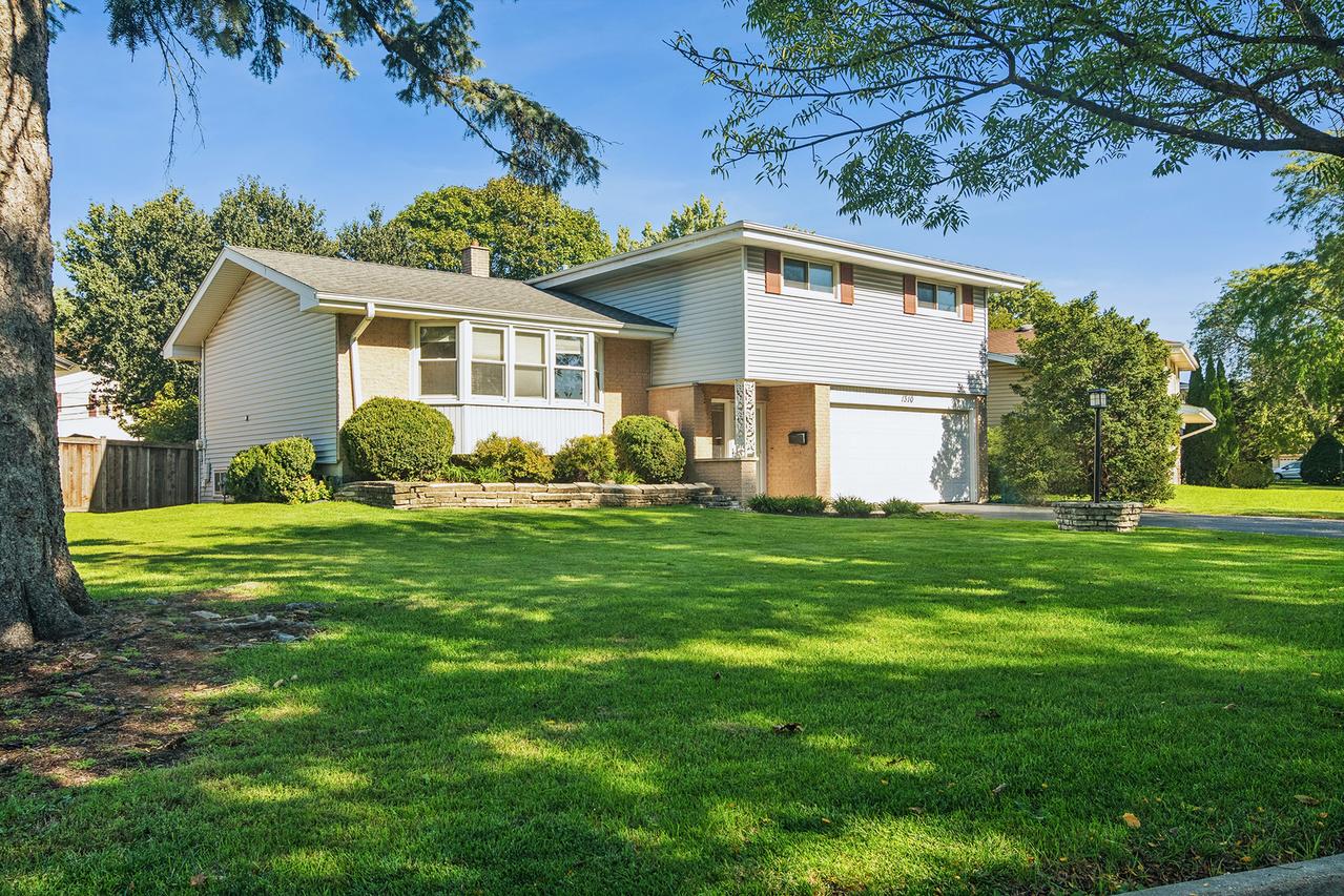 1310 E Ironwood Dr., Mount Prospect, IL 60056