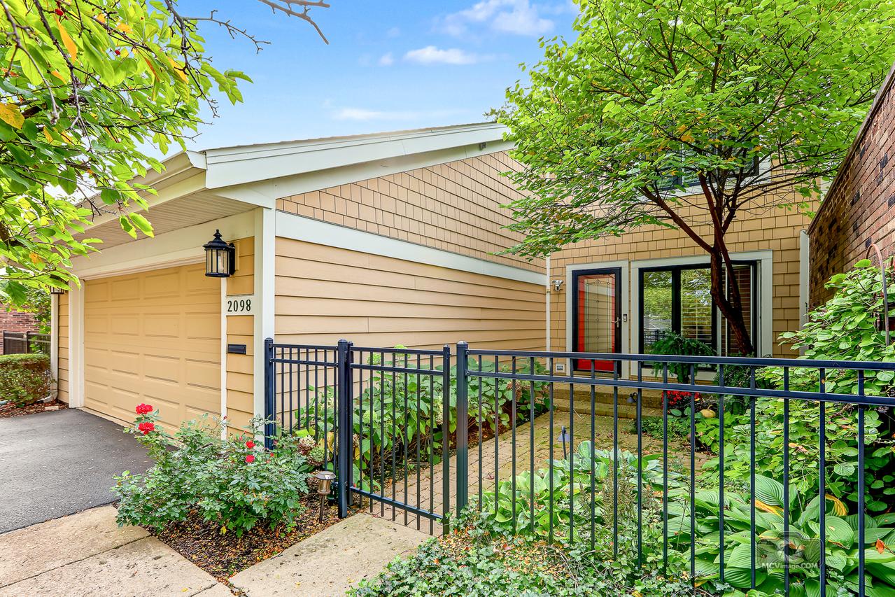 2098 Creekside Dr., Wheaton, IL 60189