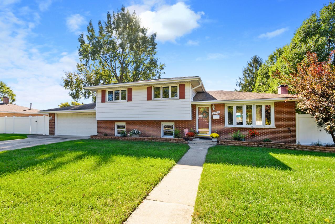 8301 Narragansett Ave., Burbank, IL 60459