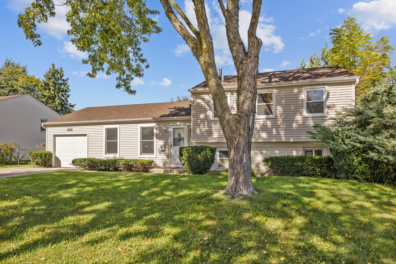 410 N Braintree Dr., Schaumburg, IL 60194