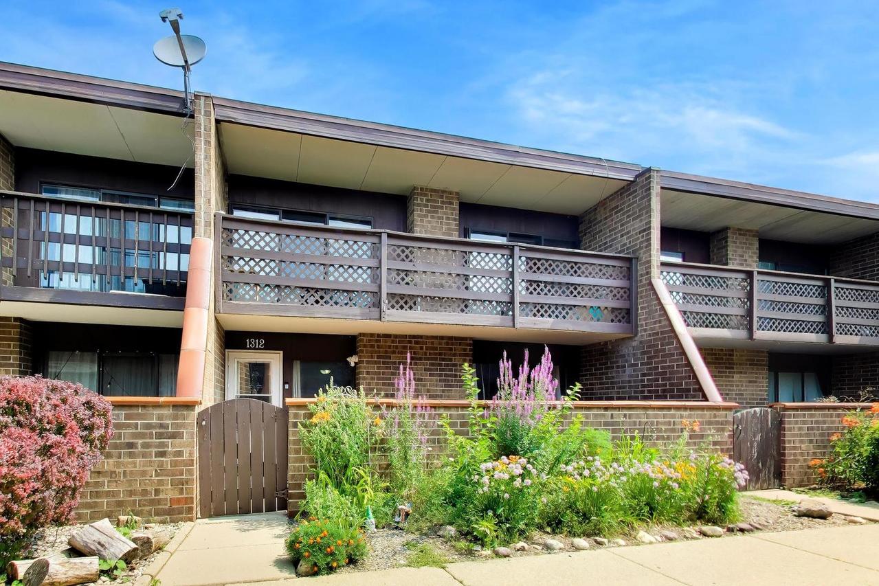 1312 Kenneth Cir., Elgin, IL 60120