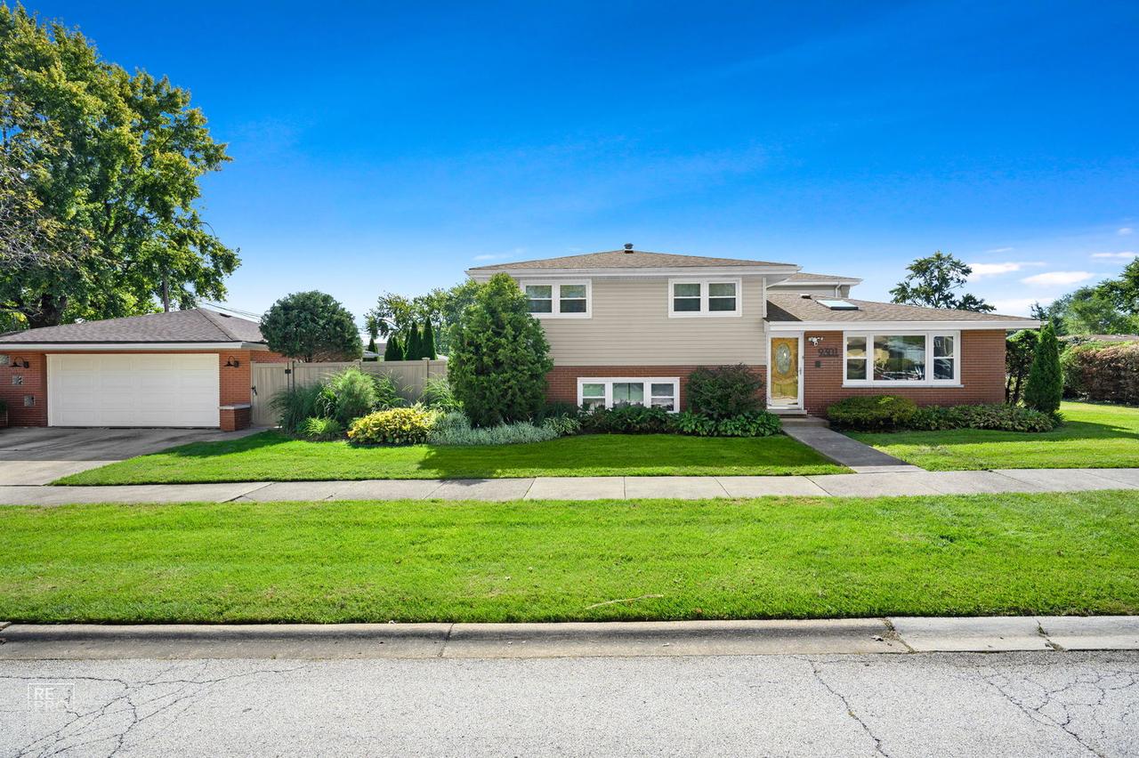 9301 S 81st Ct., Hickory Hills, IL 60457