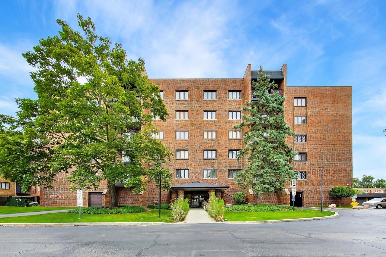 9346 Landings Ln. #406, Des Plaines, IL 60016