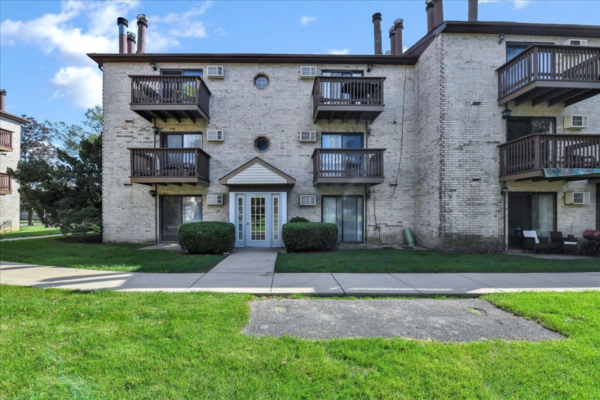 514 E Spruce Dr. #2B, Palatine, IL 60074