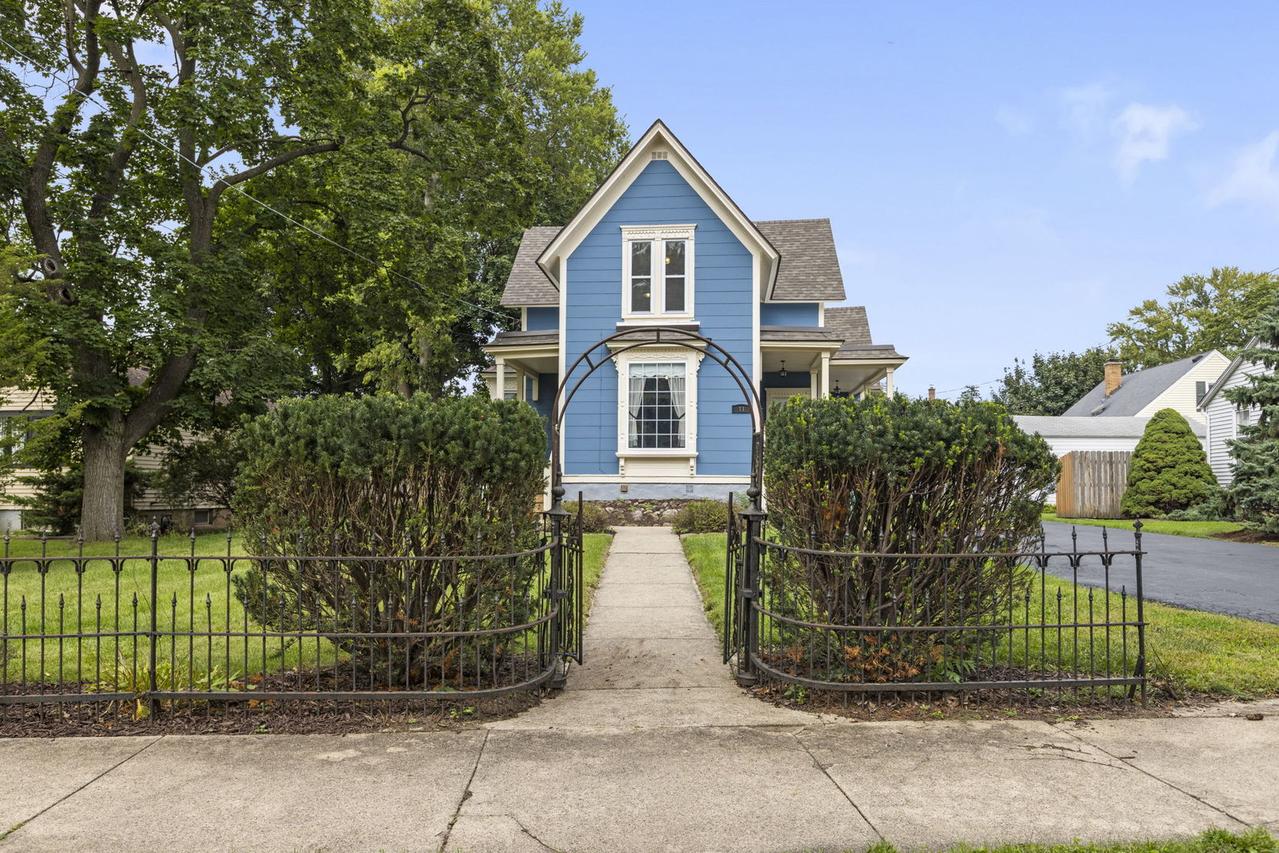 11 North St., East Dundee, IL 60118