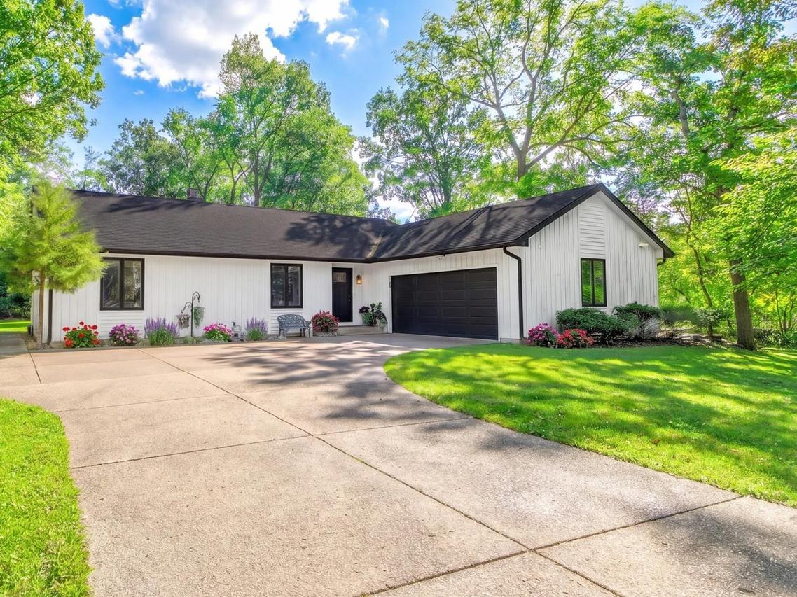 34017 N Lakeside Dr., Grayslake, IL 60030
