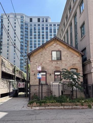 167 W Elm Streets, Chicago, IL 60610