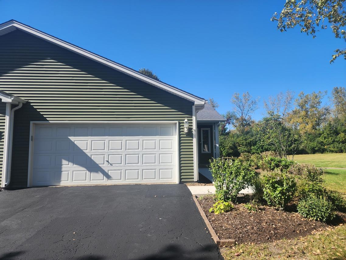 30 S Walnut Dr., North Aurora, IL 60542