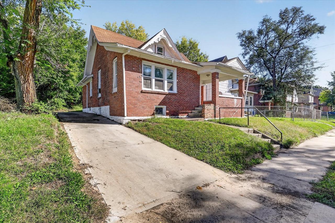 918 S 3rd St., Rockford, IL 61104