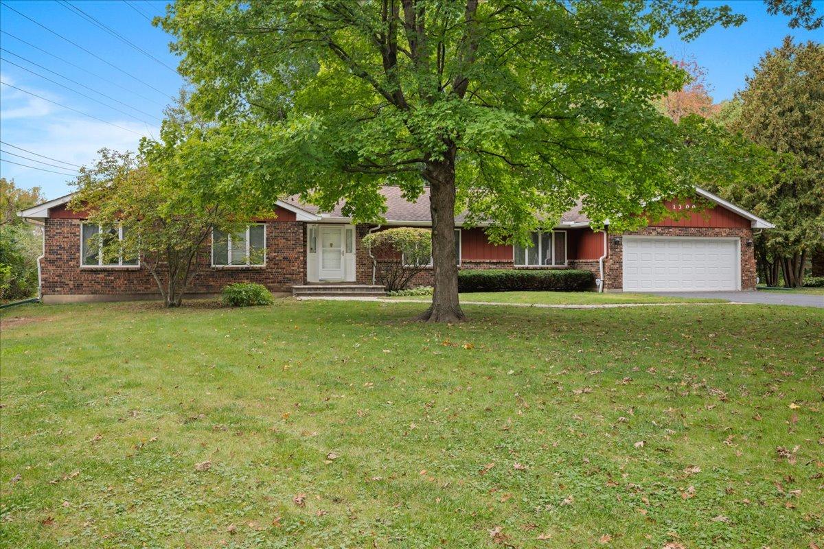 1300 Woodland Dr., Aurora, IL 60505