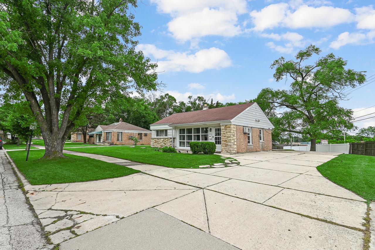 17561 Sycamore Dr., Homewood, IL 60430