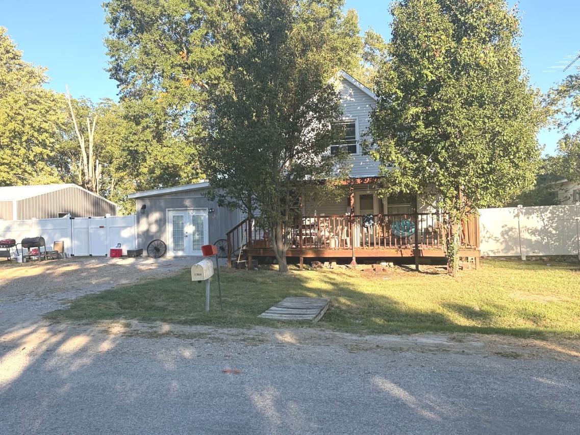 1304 Madison Ave., Sandoval, IL 62882