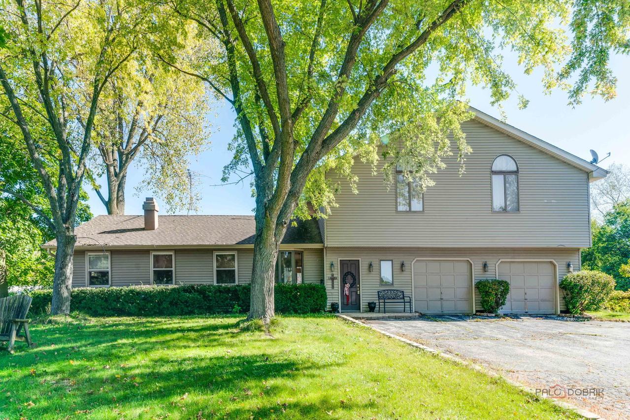 10704 Breezy Lawn Rd., Spring Grove, IL 60081