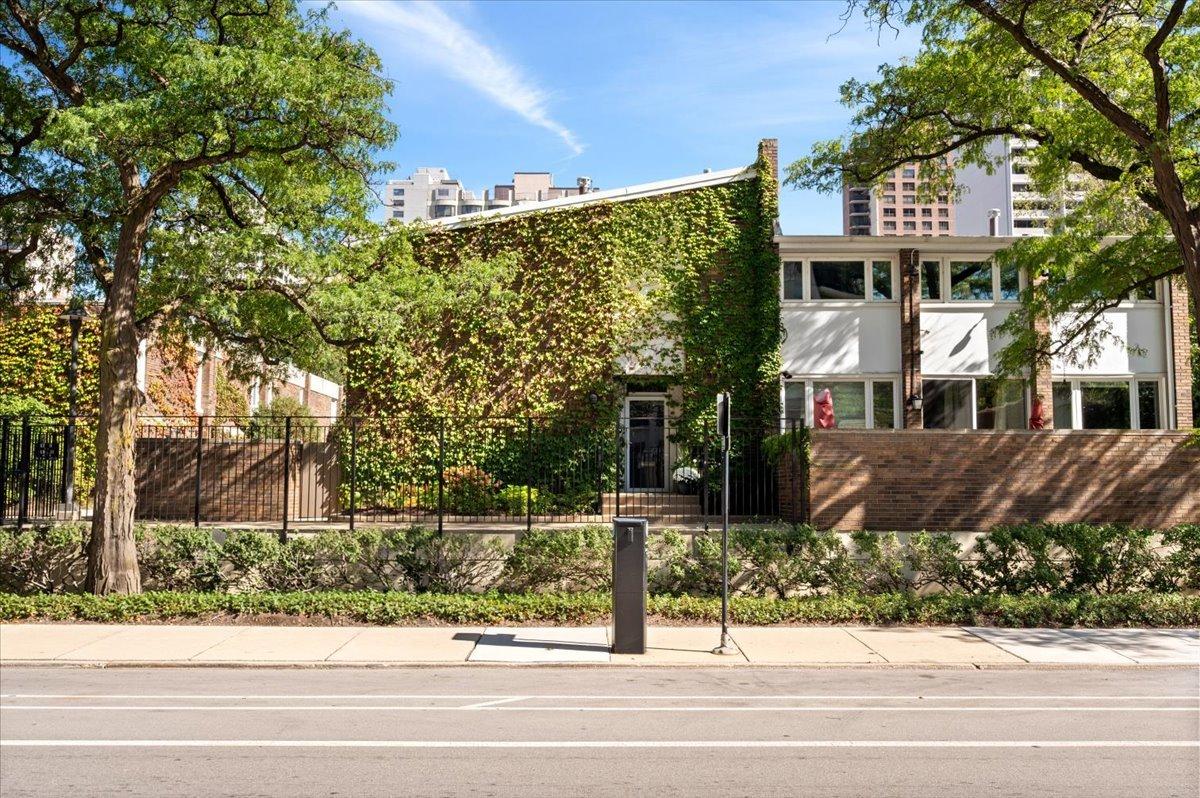 68 W Schiller St., Chicago, IL 60610