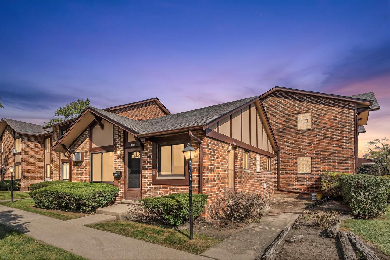 1S175 Winthrop Ln., Villa Park, IL 60181