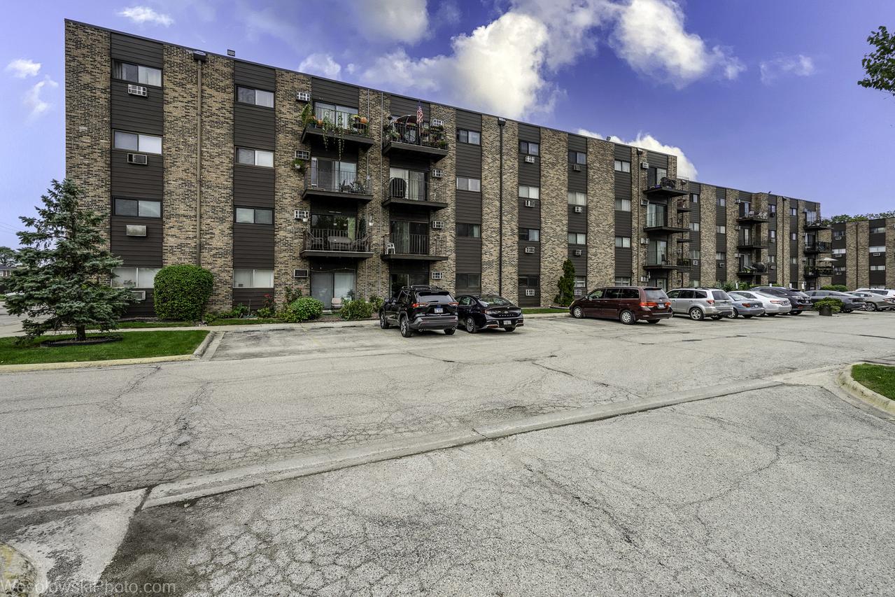 8901 N Western Ave. #202, Des Plaines, IL 60016