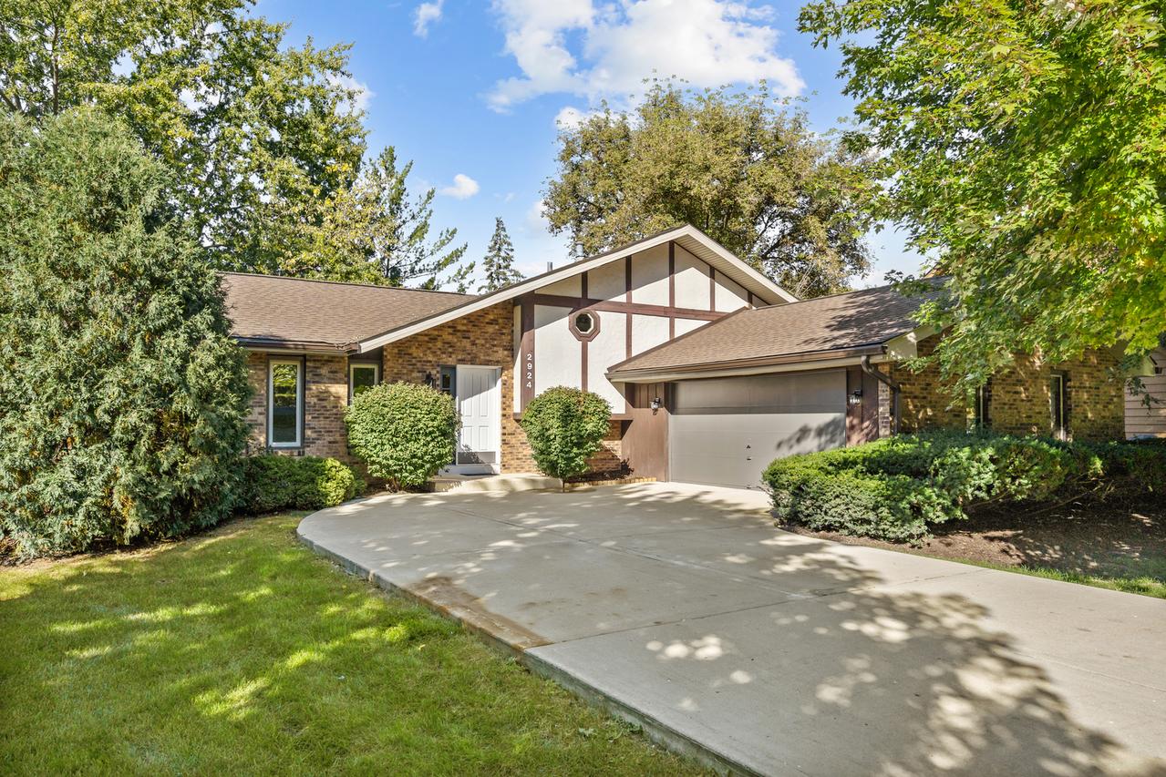 2924 Hickory Ct., Woodridge, IL 60517