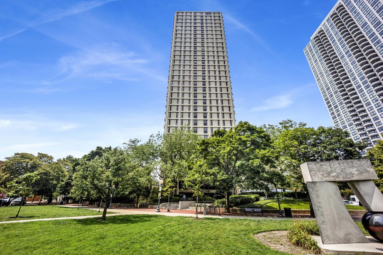 1960 N Lincoln Park West Ave. #408, Chicago, IL 60614
