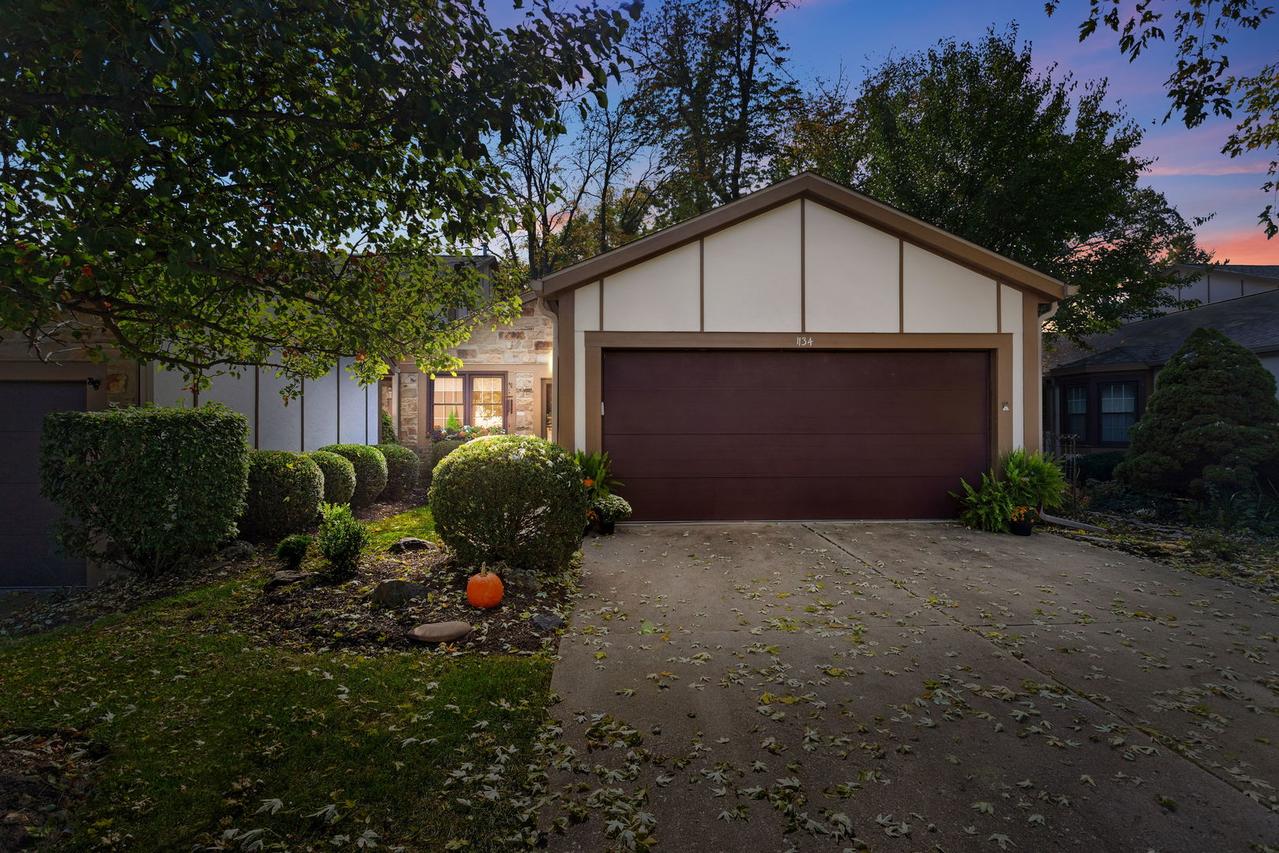 1134 Oakview Dr., Wheaton, IL 60187