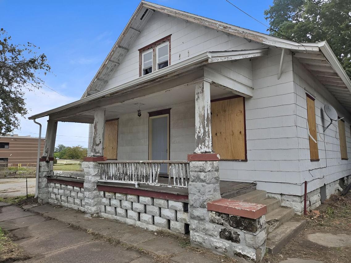 344 10th St., Moline, IL 61265