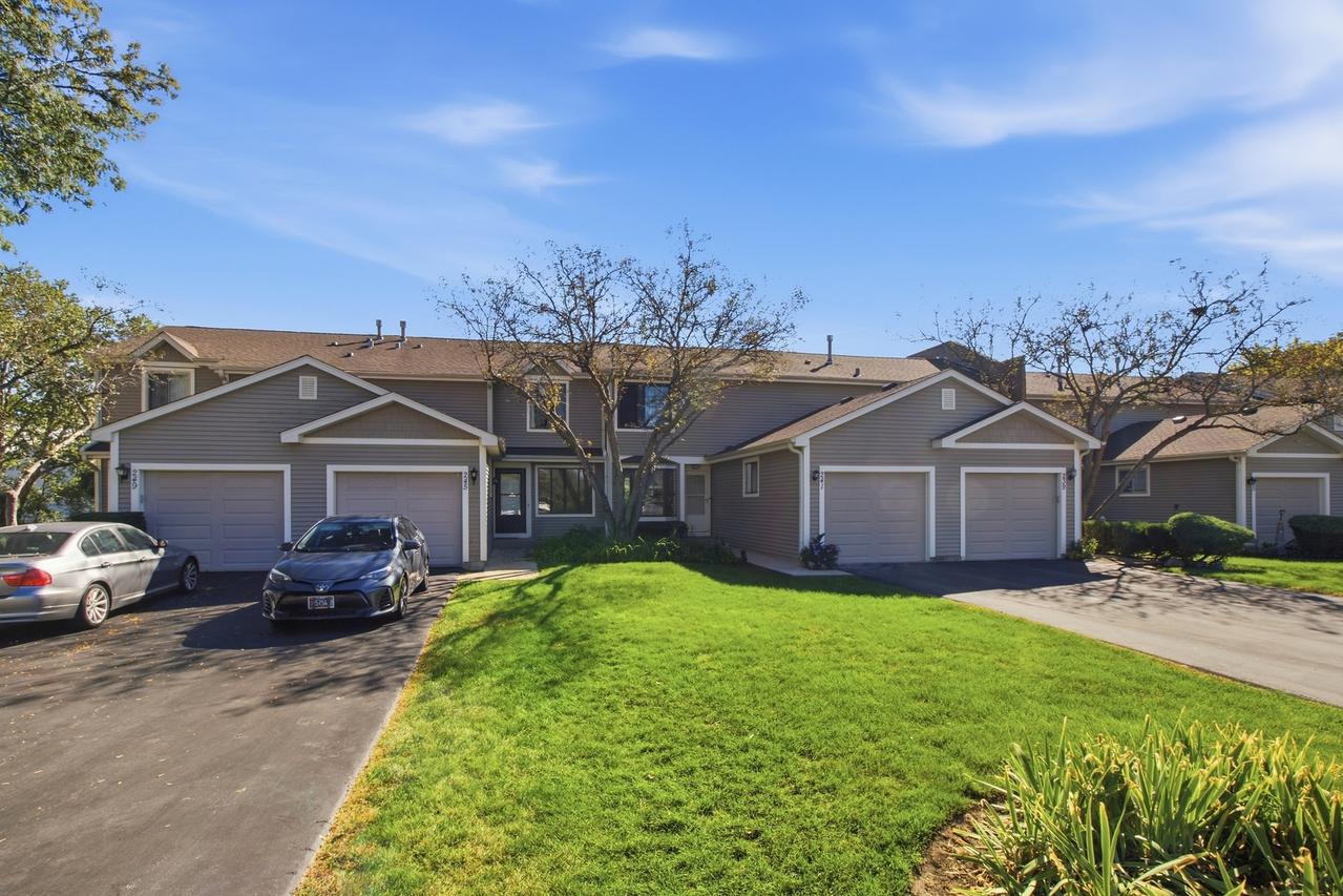 241 E Forest Knoll Dr., Palatine, IL 60074