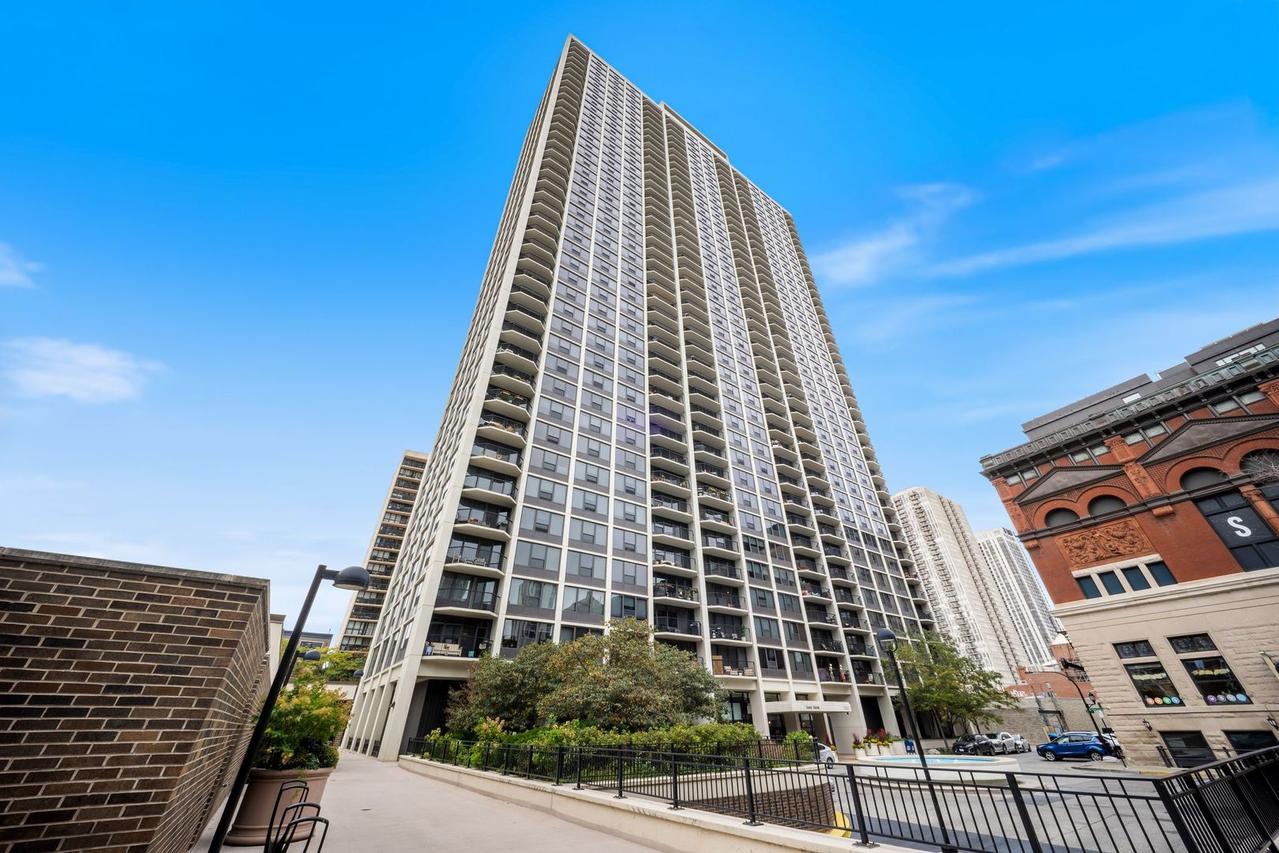 1560 N Sandburg Ter. #3011J, Chicago, IL 60610