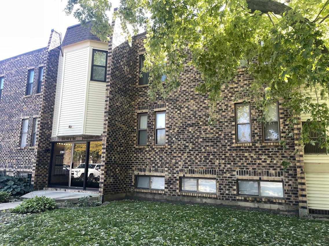 2218 Country Club Dr. #22, Woodridge, IL 60517