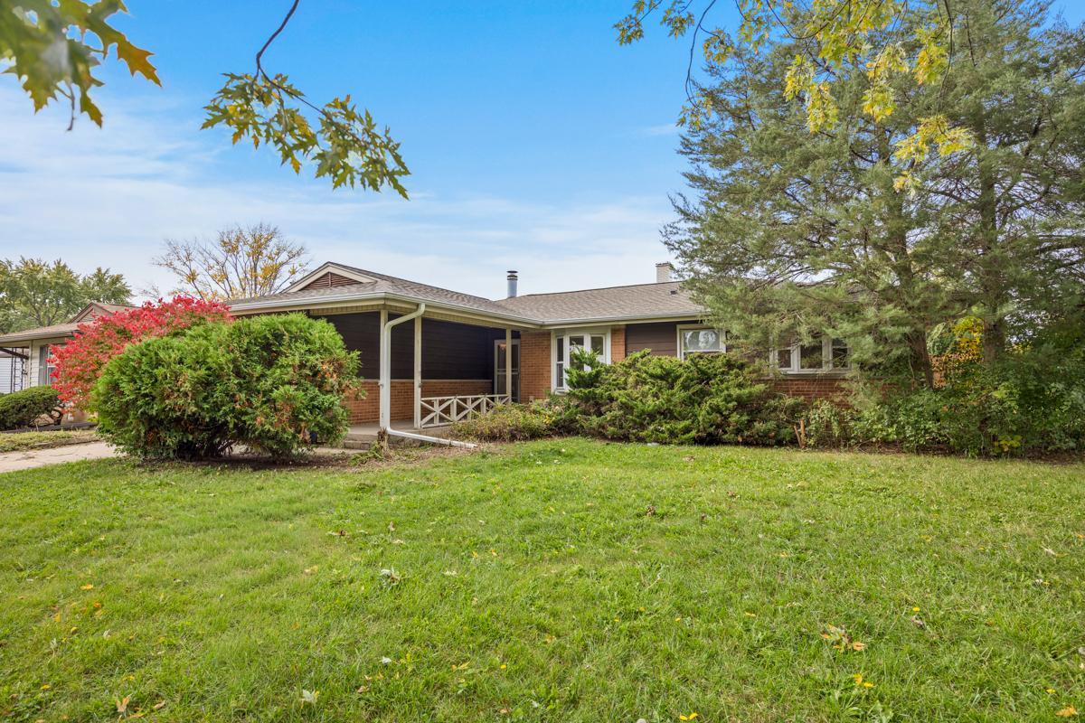 246 Greenbriar St., Elk Grove Village, IL 60007