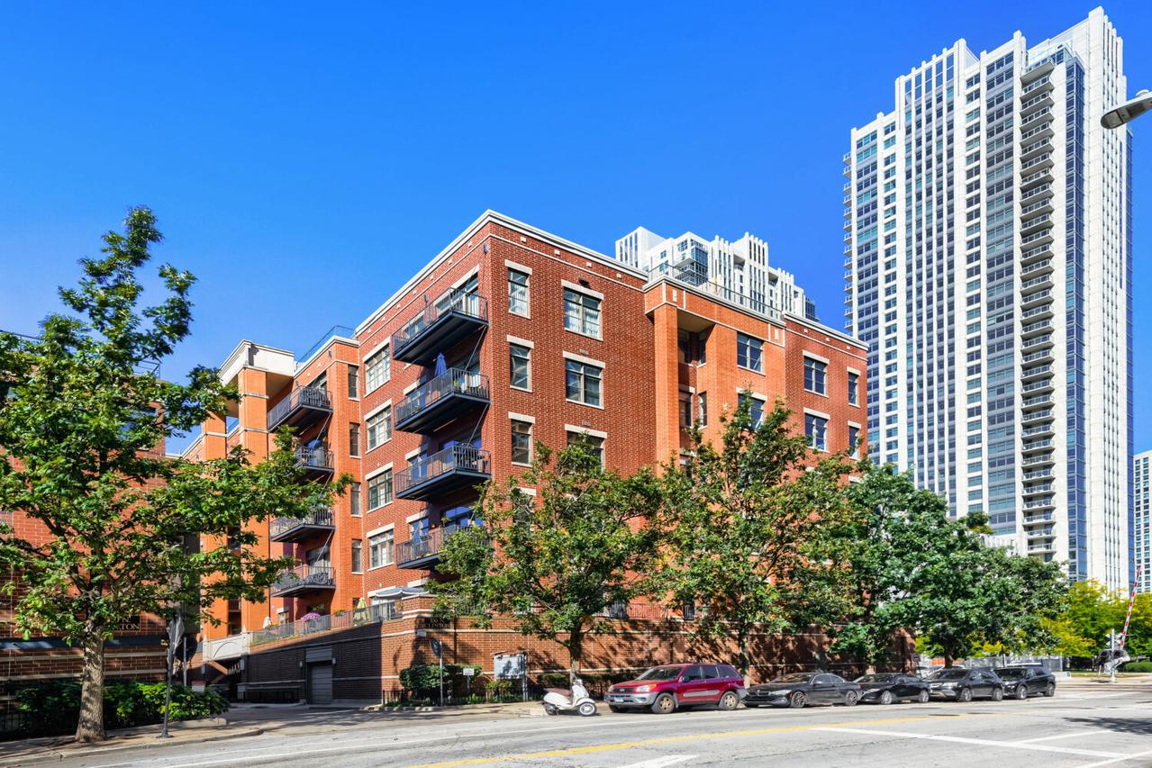 330 N Clinton St. #302, Chicago, IL 60661