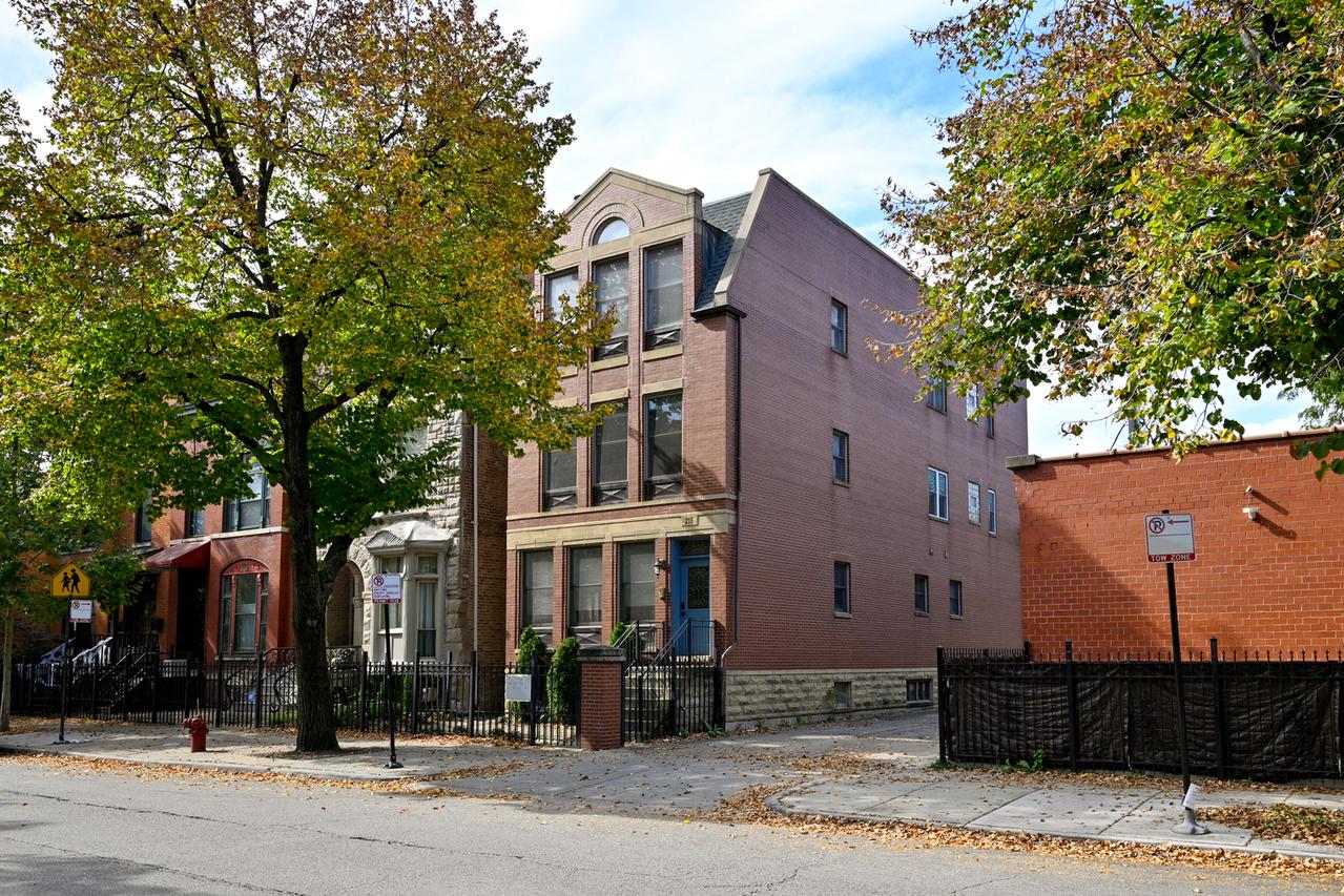 218 S Laflin St. #201, Chicago, IL 60607