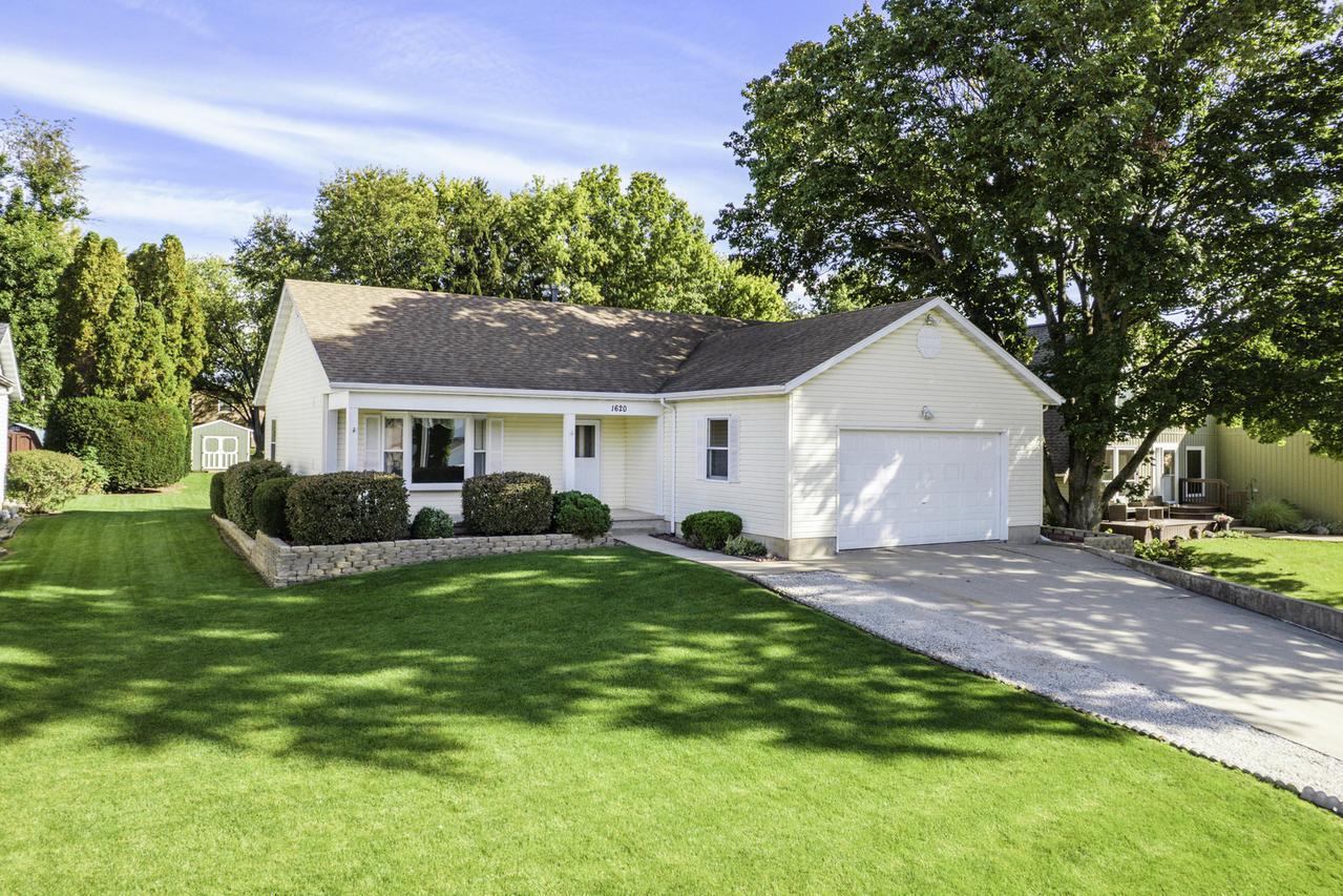 1620 Lake Holiday Dr., Lake Holiday, IL 60548