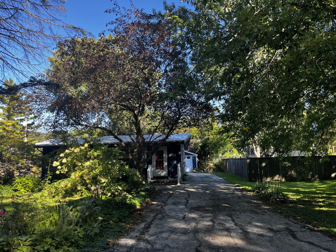 601 Locust Ave., Geneva, IL 60134