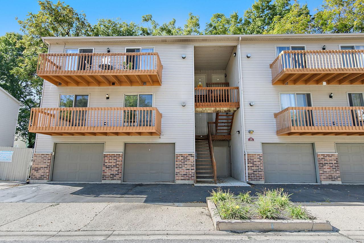 320 Woodridge Cir. #B, South Elgin, IL 60177