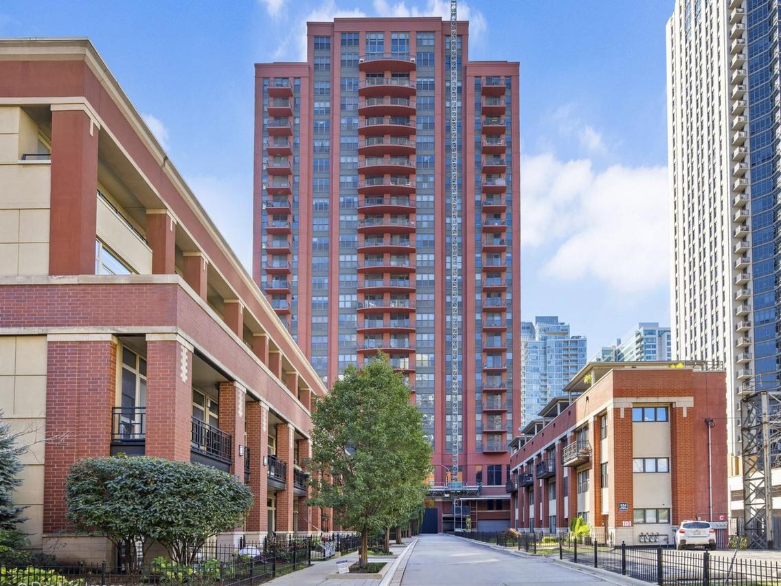 330 N Jefferson St. #402, Chicago, IL 60661