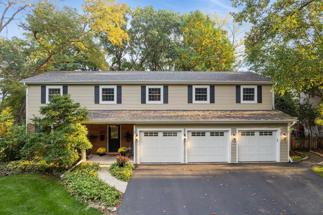 895 Ellynwood Dr., Glen Ellyn, IL 60137
