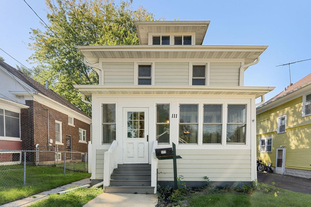111 Warren Ave., Aurora, IL 60505