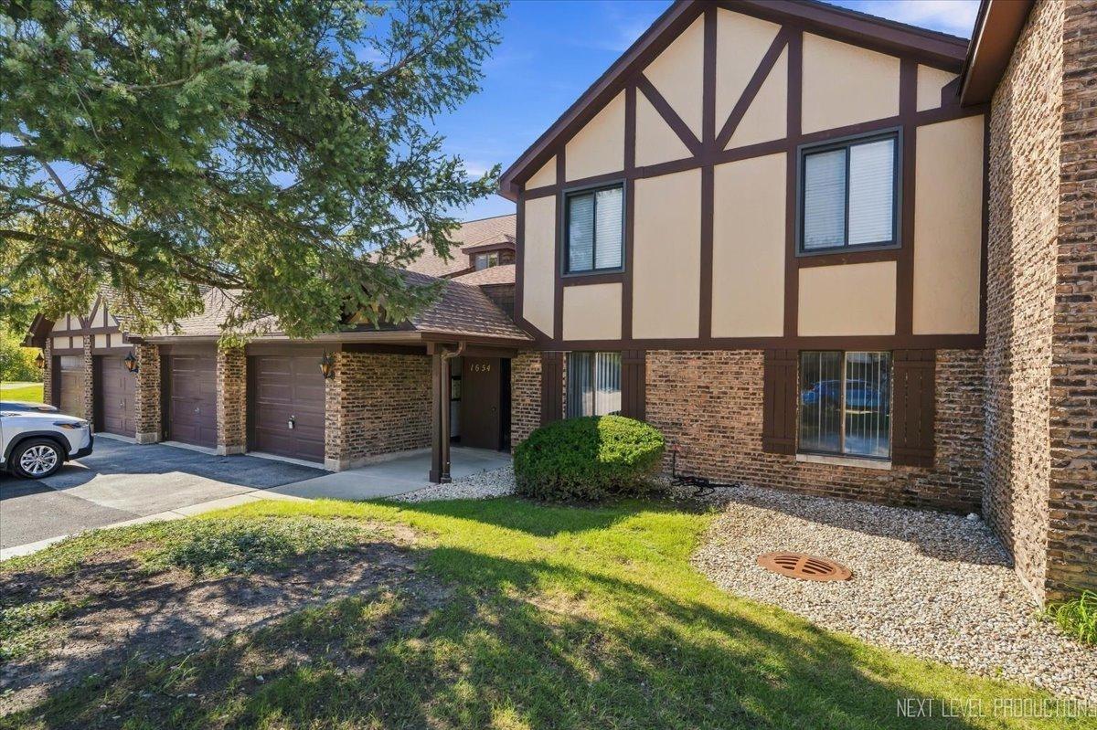 1654 Dover Ct. #A, Wheaton, IL 60189