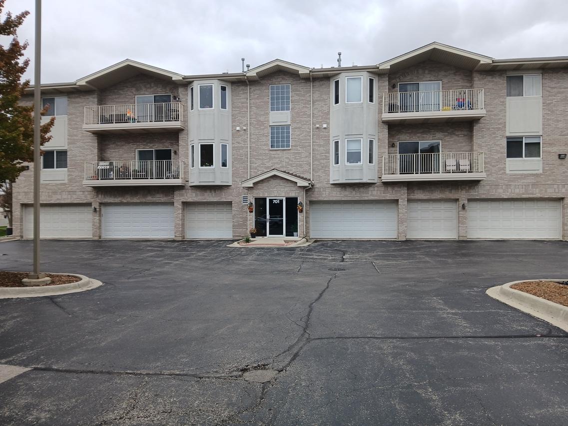 701 5th Avenue N 5th Ave. #102, Addison, IL 60101