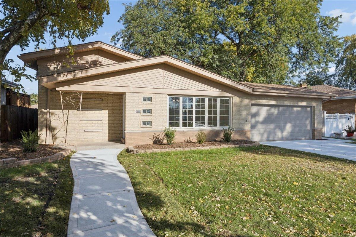5504 Oak Center Dr., Oak Lawn, IL 60453