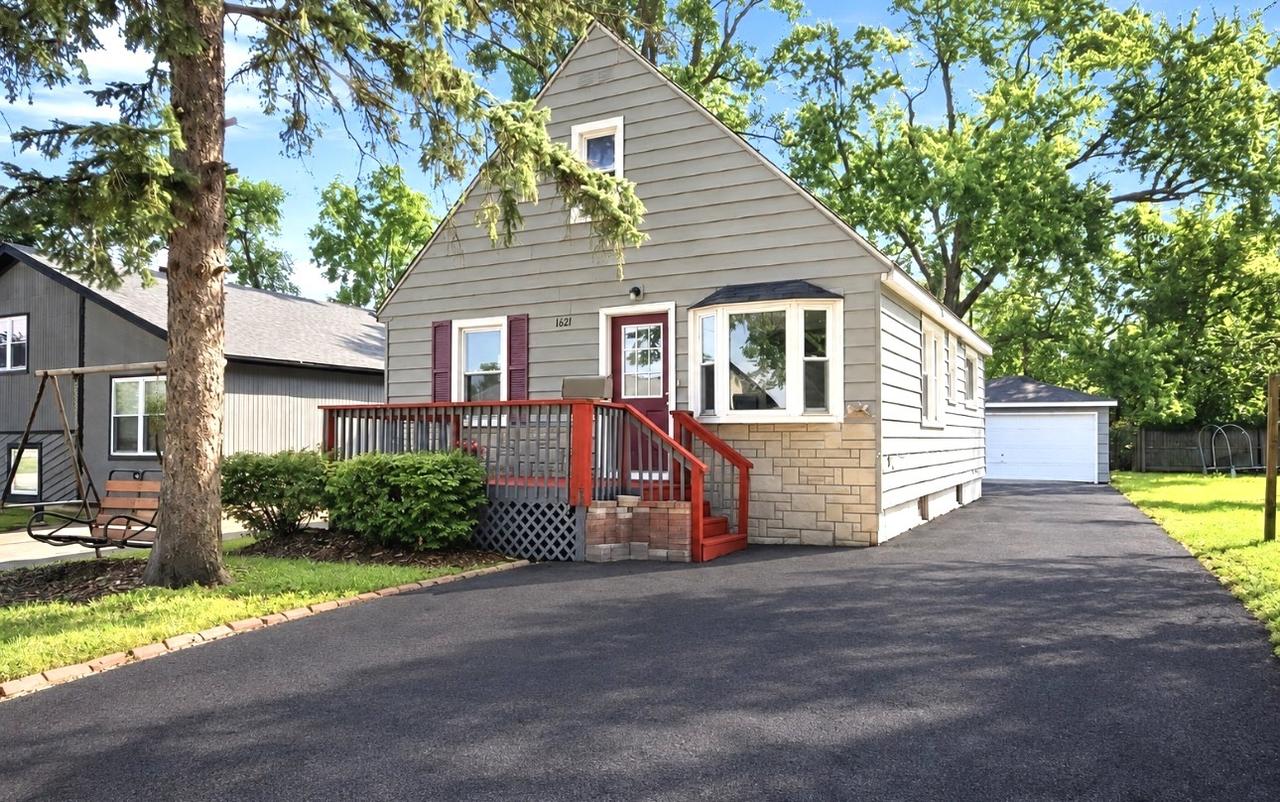 1621 Round Lake Dr., Round Lake Beach, IL 60073