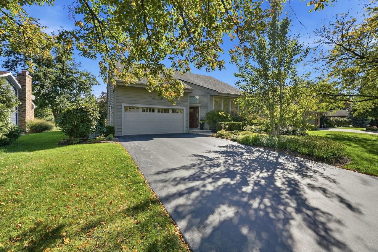 8361 Clynderven Rd., Burr Ridge, IL 60527