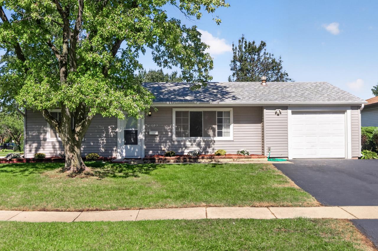 1622 W Celebrity Cir., Hanover Park, IL 60133