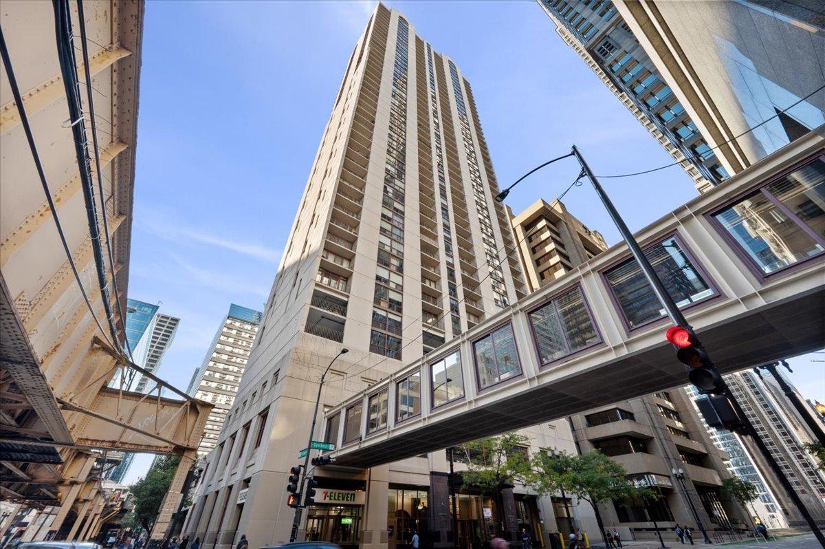 200 N Dearborn St. #4001, Chicago, IL 60601