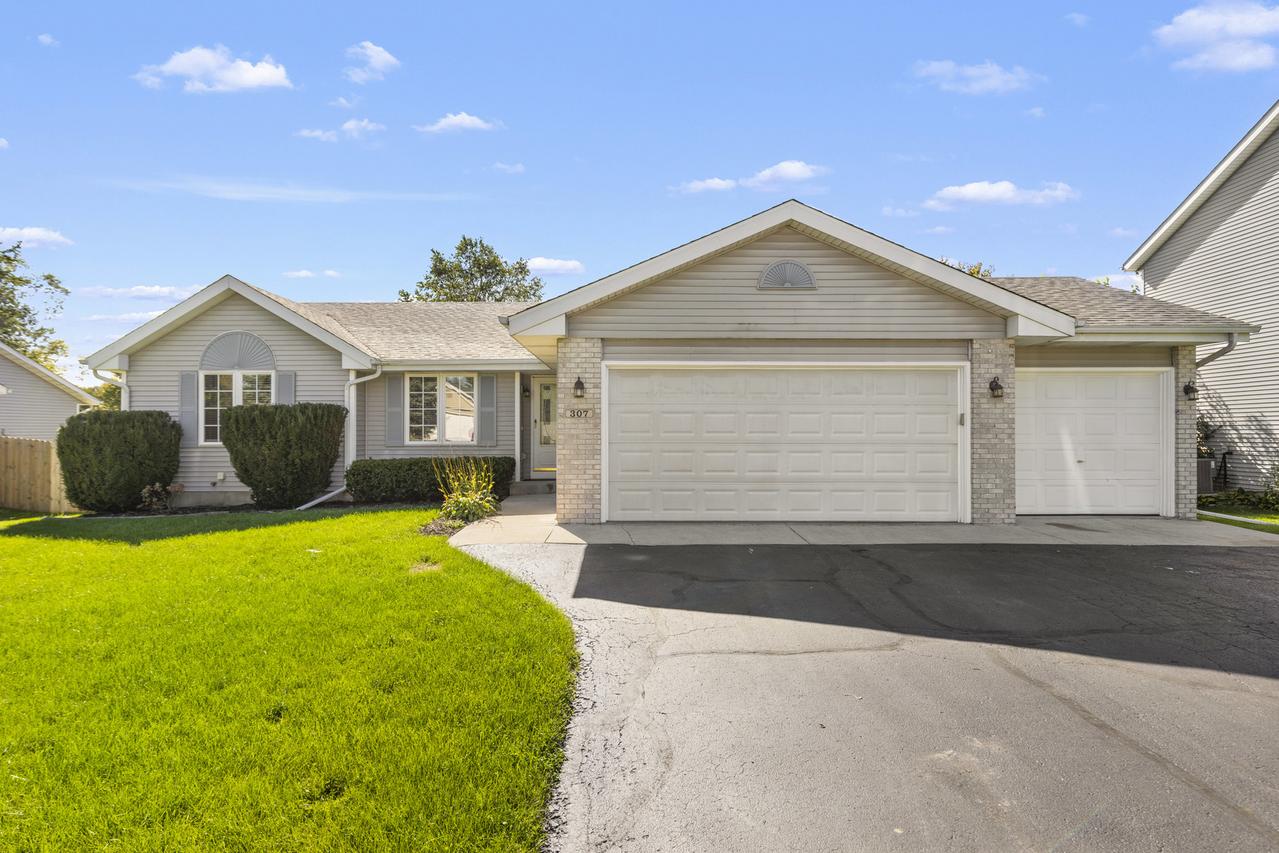 307 White Oak Dr., Poplar Grove, IL 61065