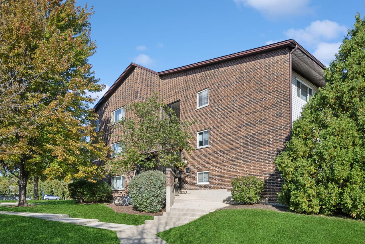 660 Perrie Dr. #201, Elk Grove Village, IL 60007